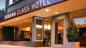 The exterior of the URBANA CLASS HOTEL with a modern facade, large glass windows, and a prominent entrance. - Urbana Class Hotel (Mendoza)