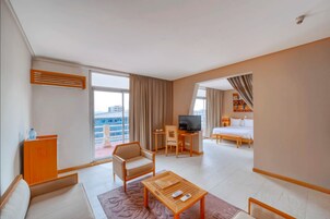 Junior Suite (Suite Junior) | Premium bedding, down comforters, Select Comfort beds, minibar