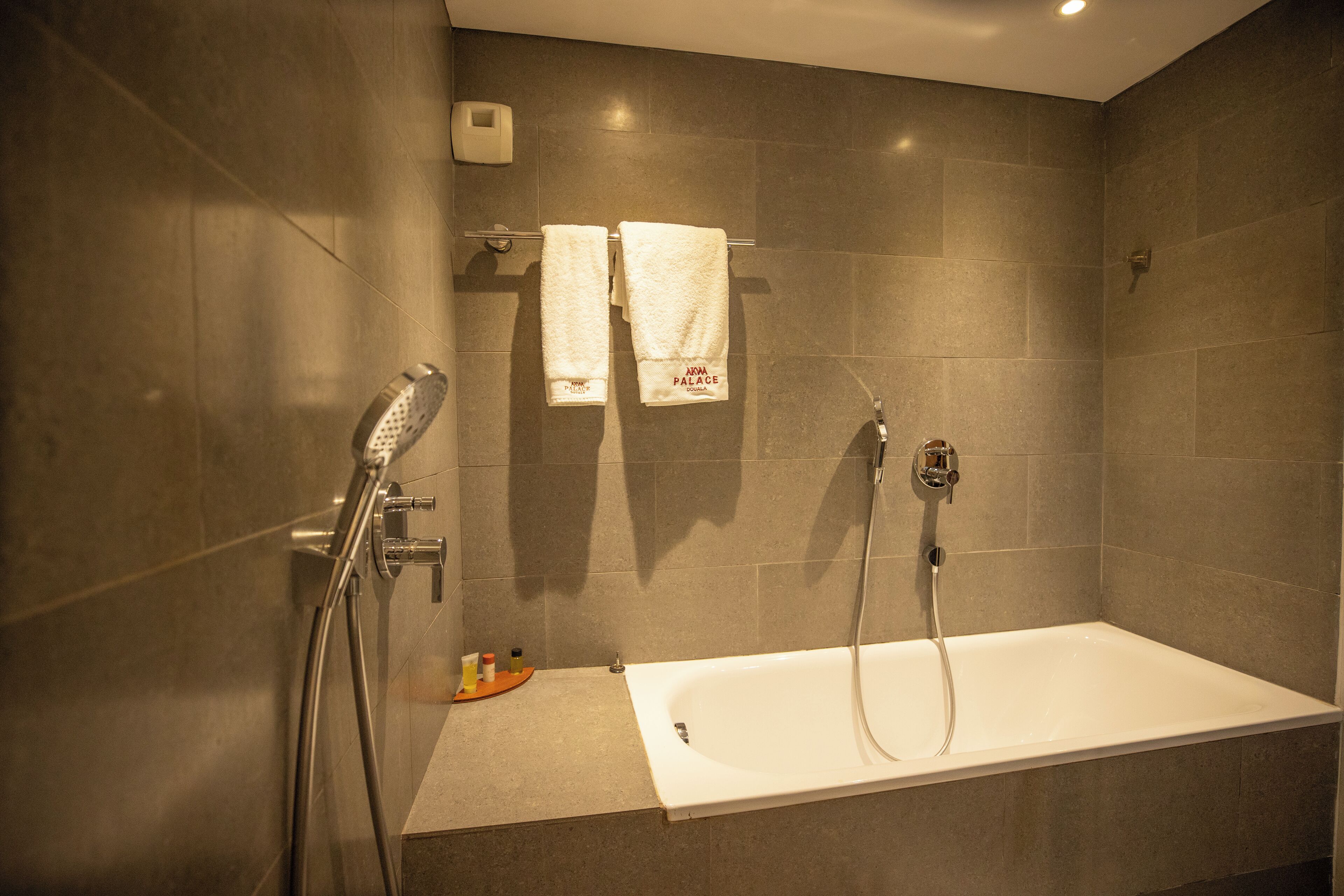 Un baño moderno con bañera, ducha y toallero.