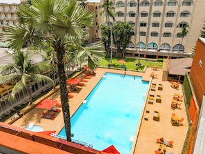 Piscine extérieure, parasols de plage, chaises longues