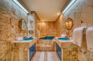 Senior Suite (Suite) | Bathroom | Free toiletries, hair dryer, towels, soap