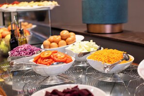 Café da manhã com buffet todos os dias mediante uma taxa