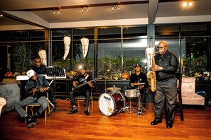 2 bares y 1 bar de copas