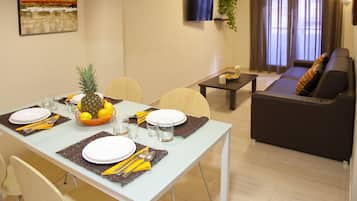 Departamento familiar, 2 habitaciones | Área de sala de estar | Televisión de pantalla plana
