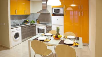 Refrigerador con freezer, microondas, placa de cocina, cafetera expreso
