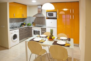 Căn hộ dành cho gia đình, 2 phòng ngủ | Bếp riêng | Tủ lạnh, lò vi sóng, bếp nấu, dụng cụ pha espresso 