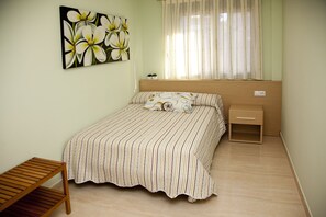 Familienapartment, 2 Schlafzimmer | Schreibtisch, Verdunkelungsvorhänge, kostenloses WLAN, Bettwäsche