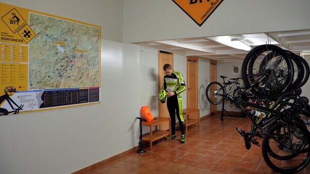 Un pasillo con un mapa, un cartel que indica BTT y bicicletas.