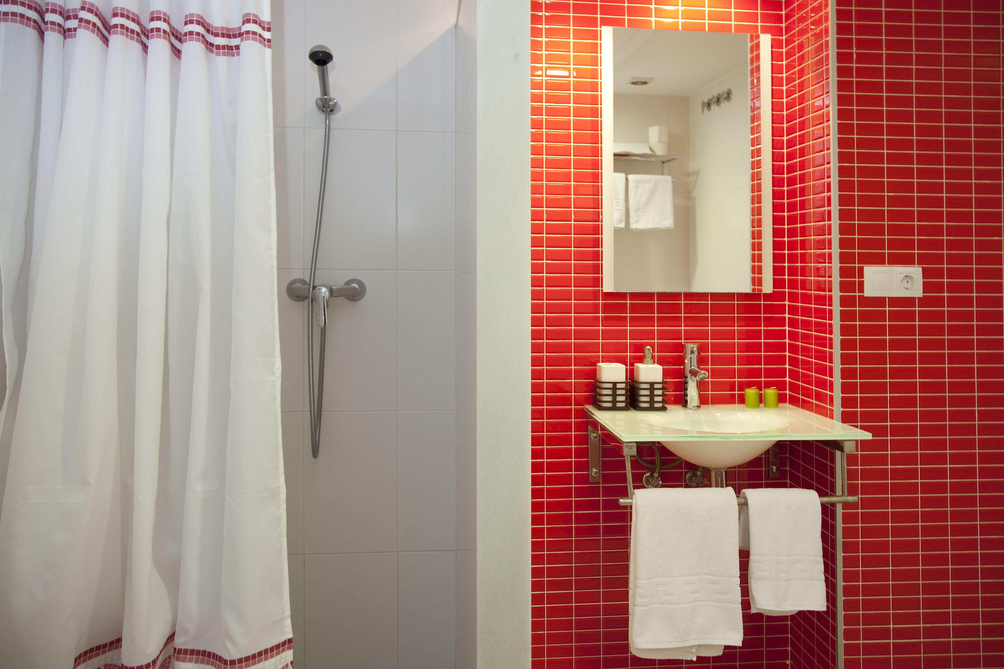 Departamento familiar, 2 habitaciones | Baño | Regadera, toallas, papel de baño 