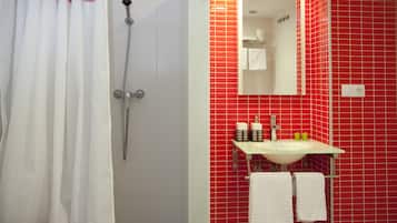 Departamento familiar, 2 habitaciones | Baño | Regadera, toallas, papel de baño