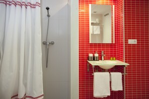 Family Apartment, 2 Bedrooms | Bathroom | Shower, towels, toilet paper - Campuebla Apartamentos & Spa (Montanejos)