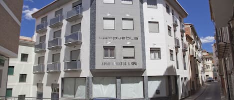 Vista frontal de la propiedad