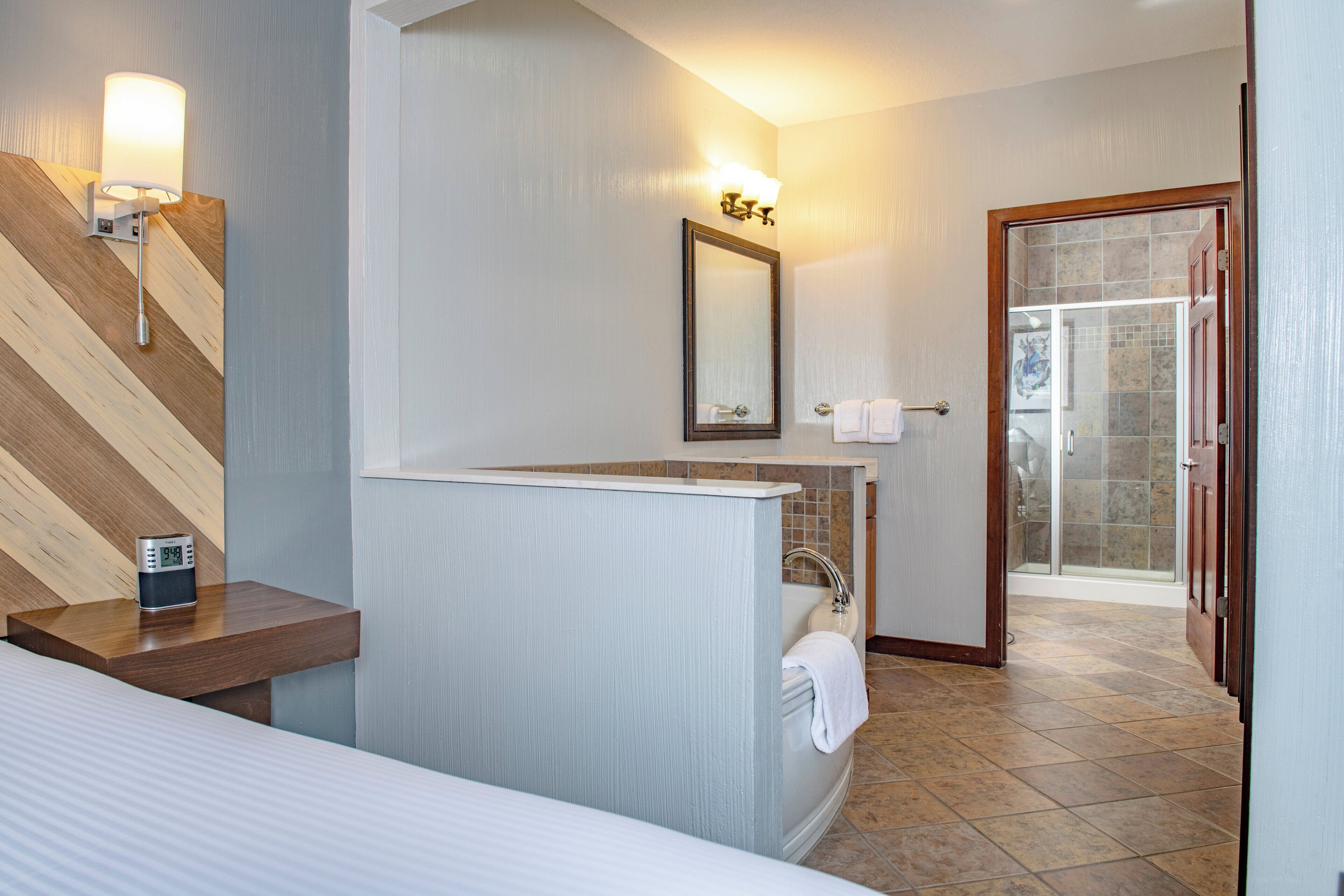 combined shower/bathtub, hair dryer, towels