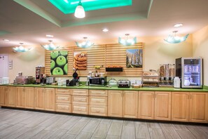 Café da manhã com buffet grátis todos os dias