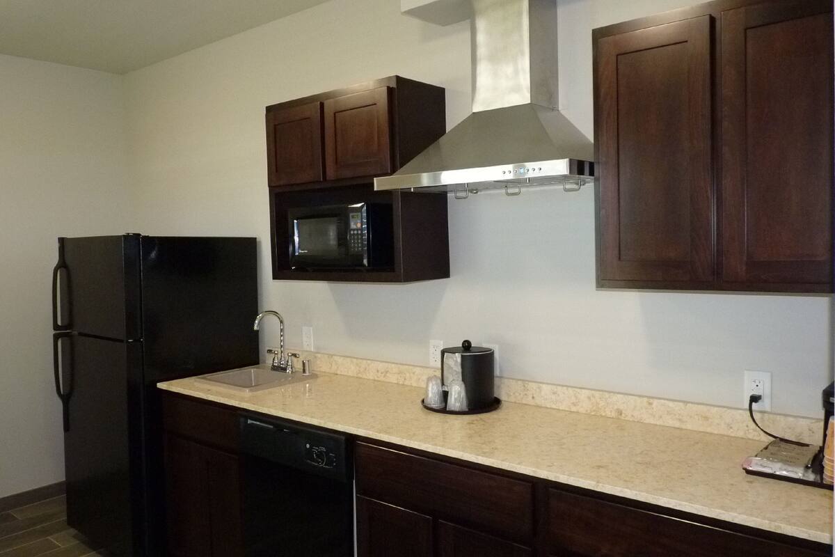 deluxe suite, 1 king bed with sofa bed, accessible (mobility accessible) | premium bedding, desk, soundproofing, iron/ironing board