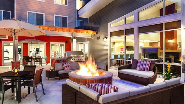 An outdoor patio with a fire pit, seating, and a dining area. - Residence Inn Pullman (Pullman)