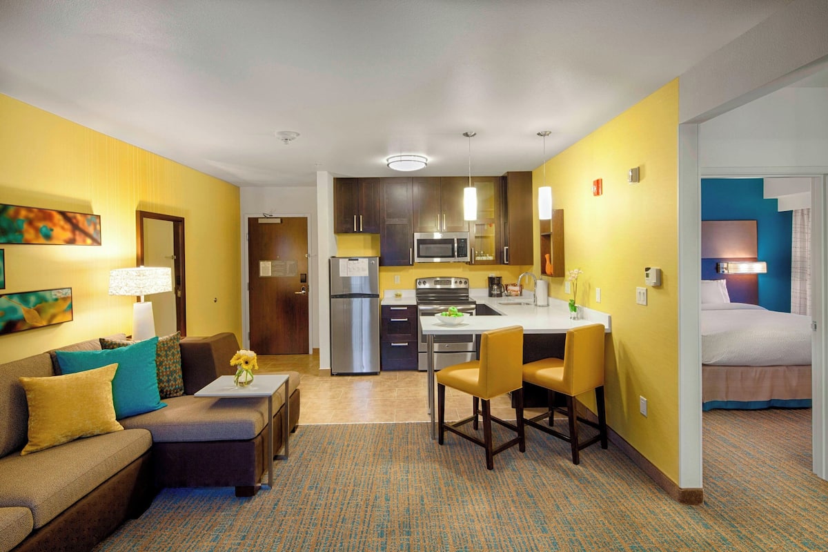 1 bedroom, egyptian cotton sheets, premium bedding, memory-foam beds