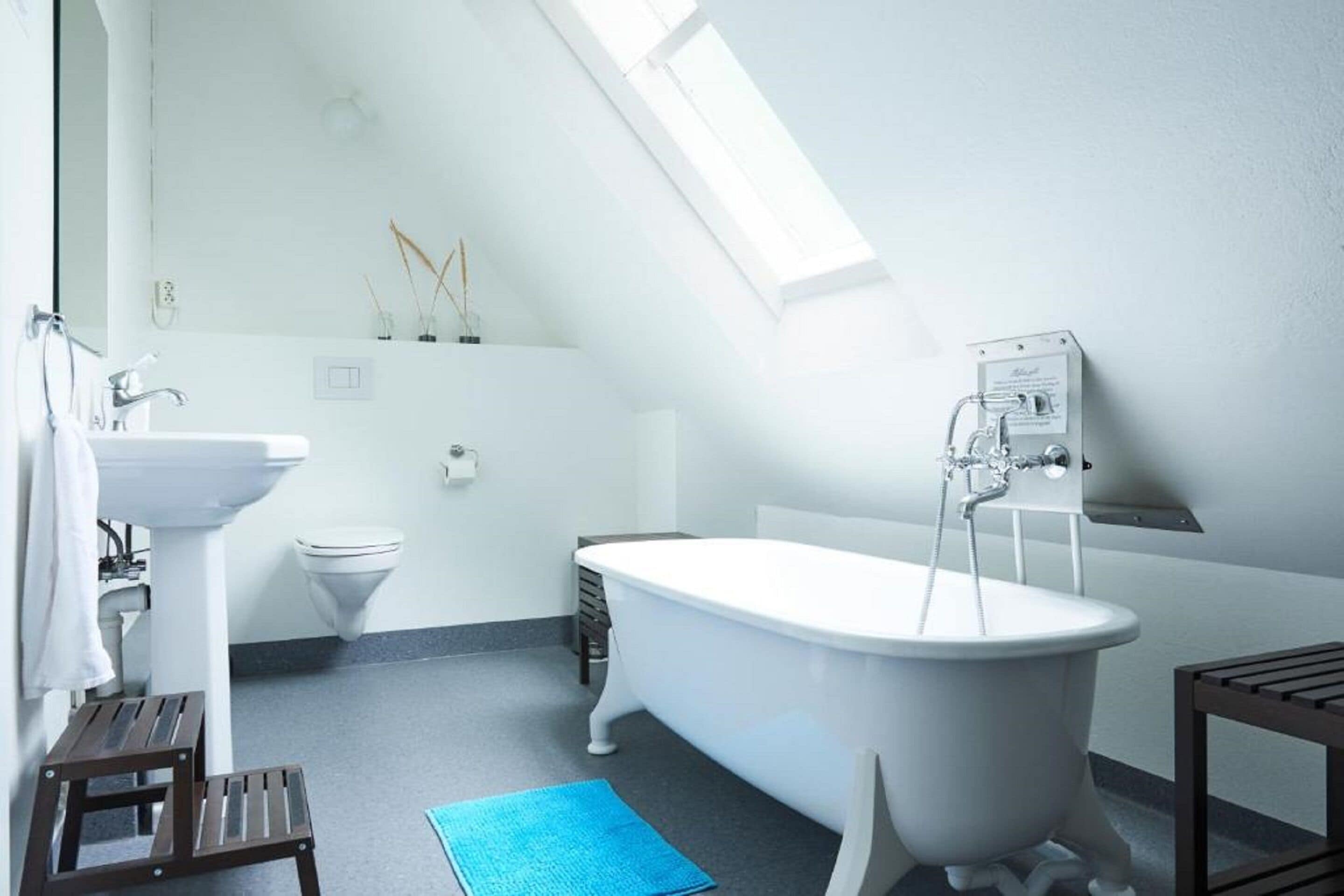 standard double room, private bathroom | bathroom | towels