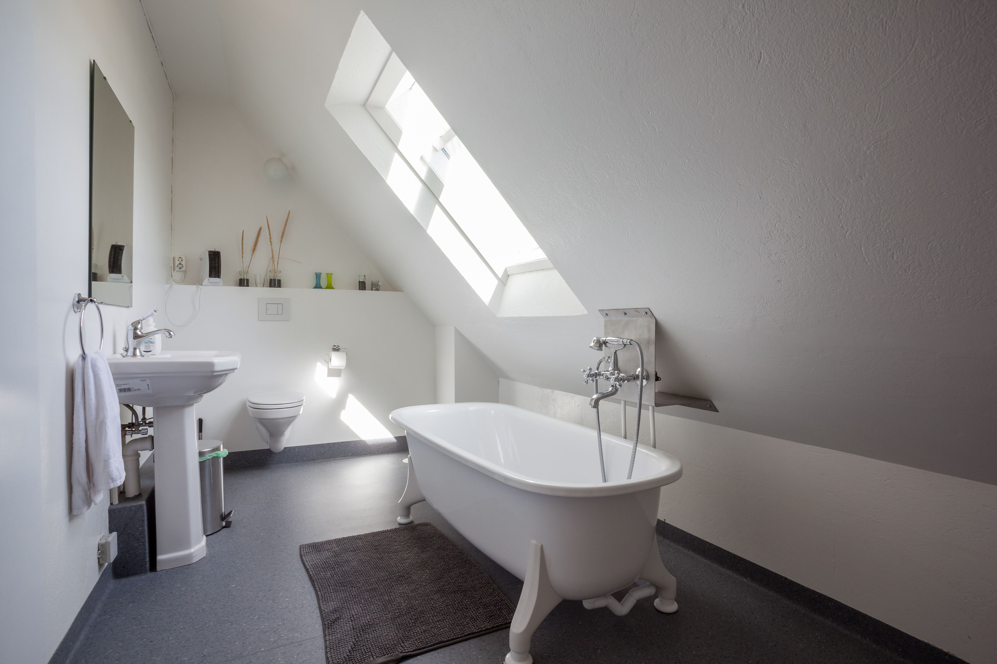 standard double room, private bathroom | bathroom | towels