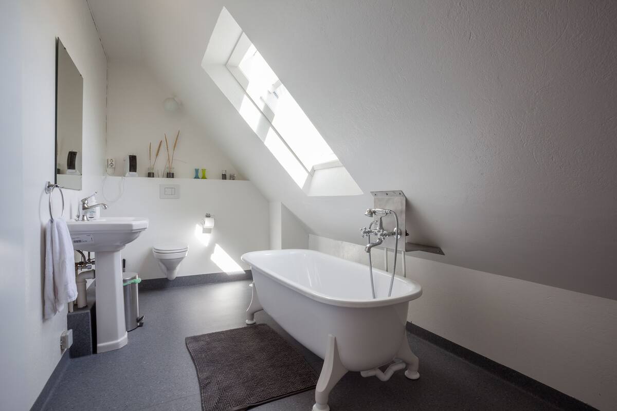 standard double room, private bathroom | bathroom | towels