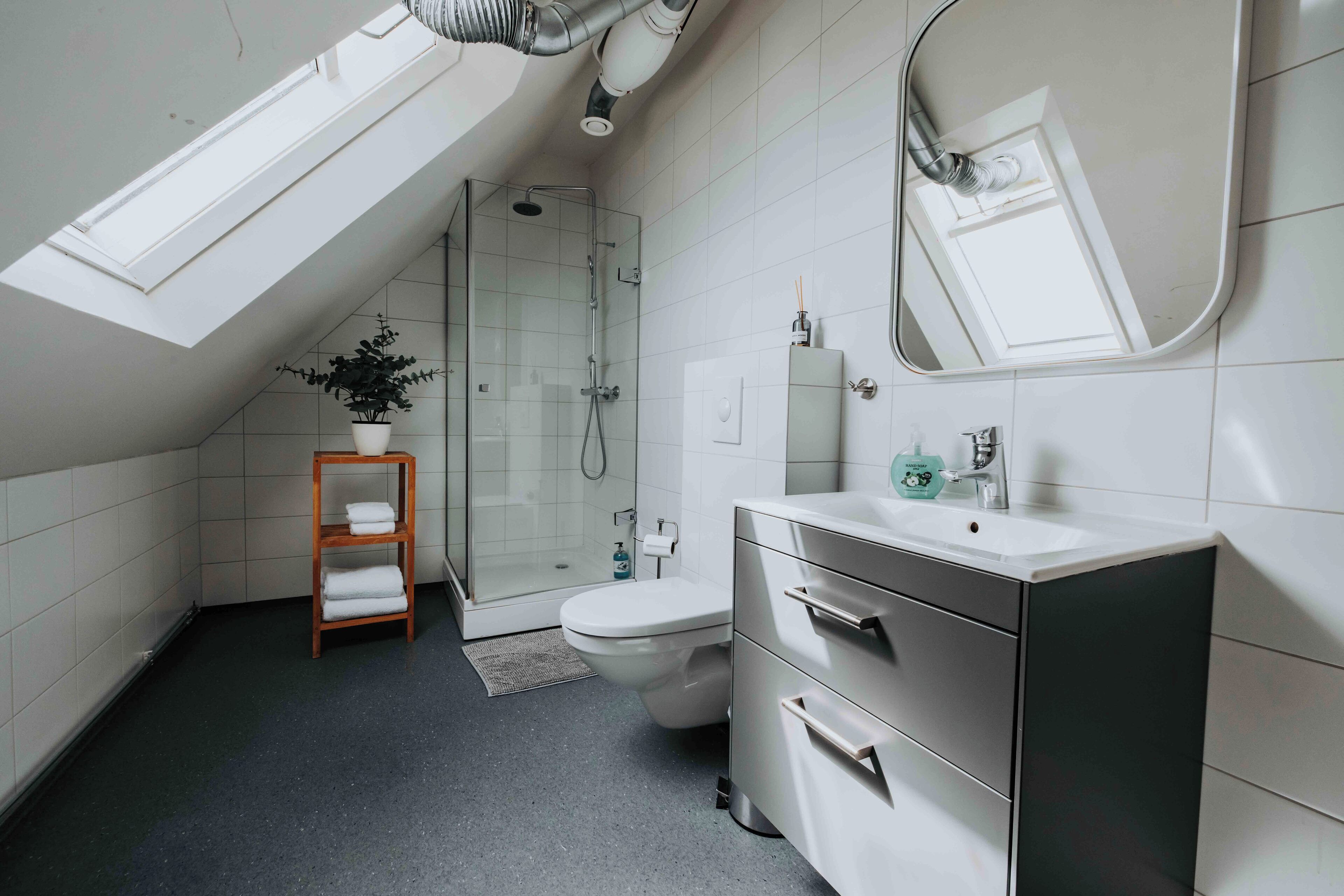 standard double room, private bathroom | bathroom | towels