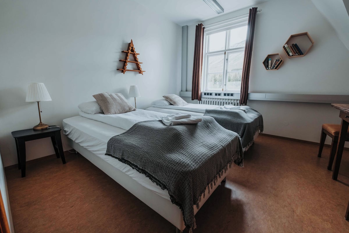 Twin kamer, 2 eenpersoonsbedden, gedeelde badkamer | Luxe beddengoed, individueel gedecoreerd, individueel gemeubileerd