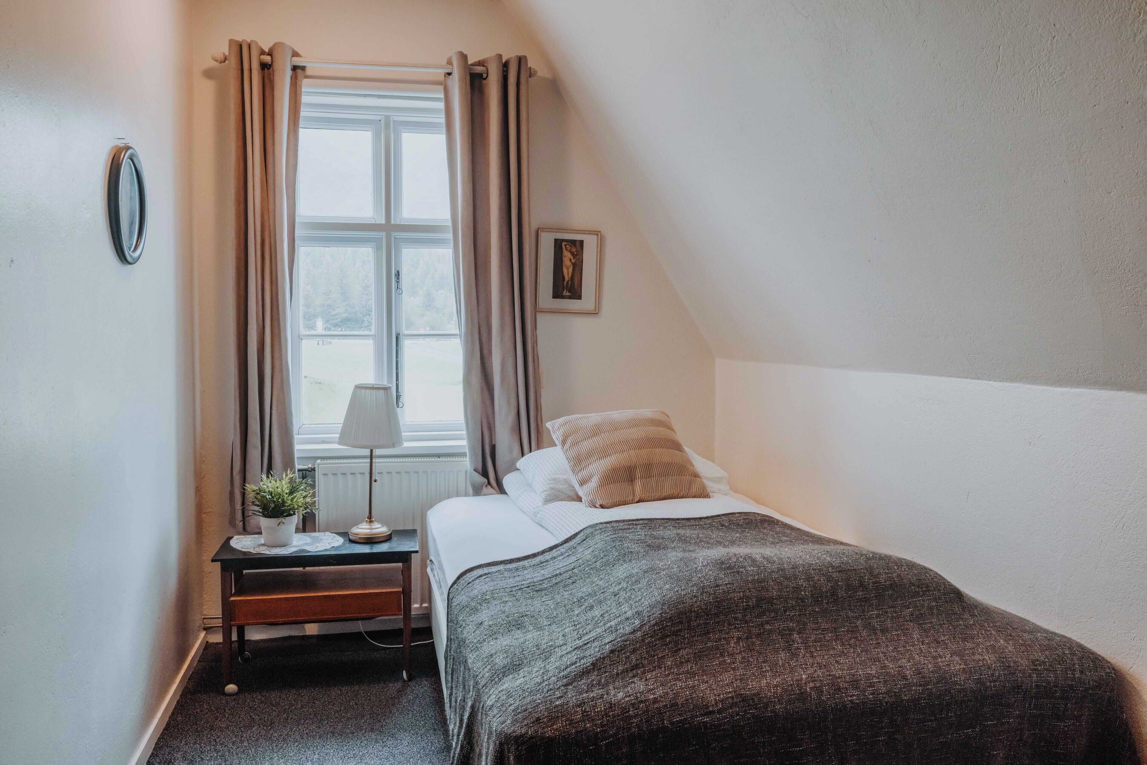 single room, shared bathroom | premium bedding, individually decorated, individually furnished