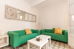 Appartement, 3 chambres, terrasse | Salle de séjour | Télévision à écran plat