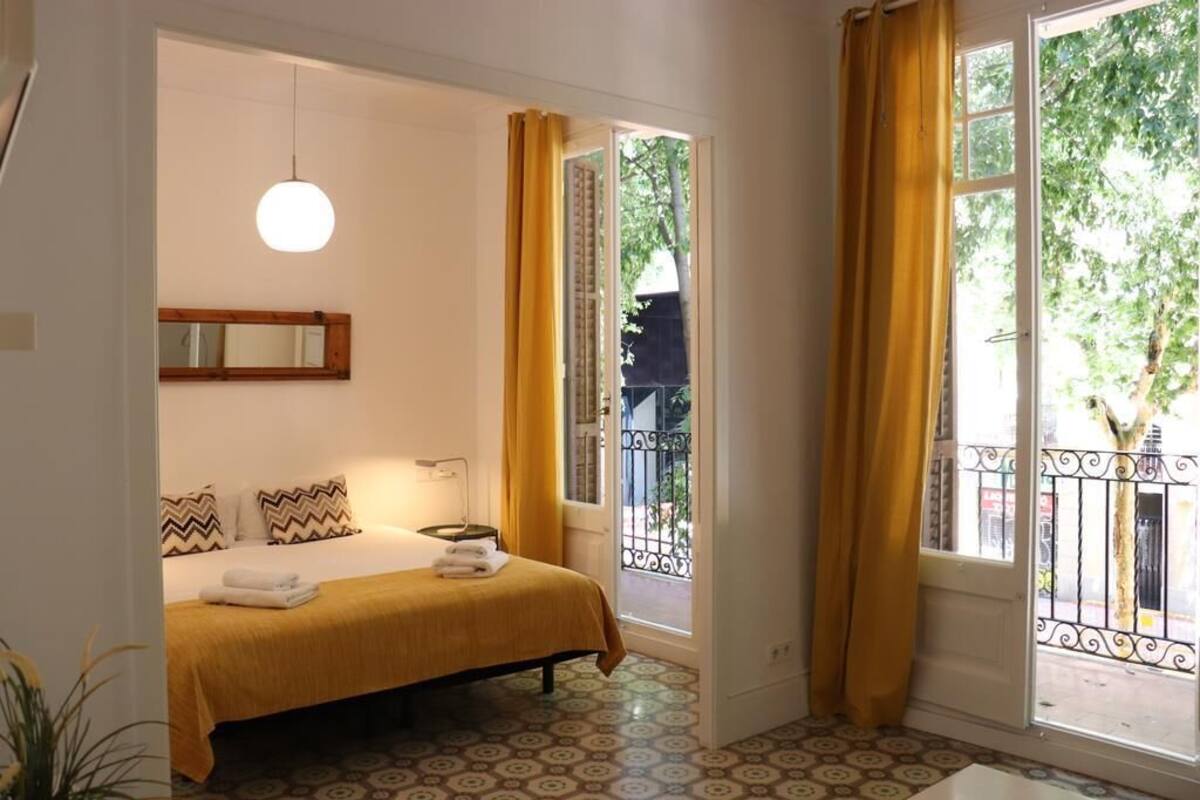 Tabla de planchar con plancha, cunas, wifi gratis y ropa de cama 