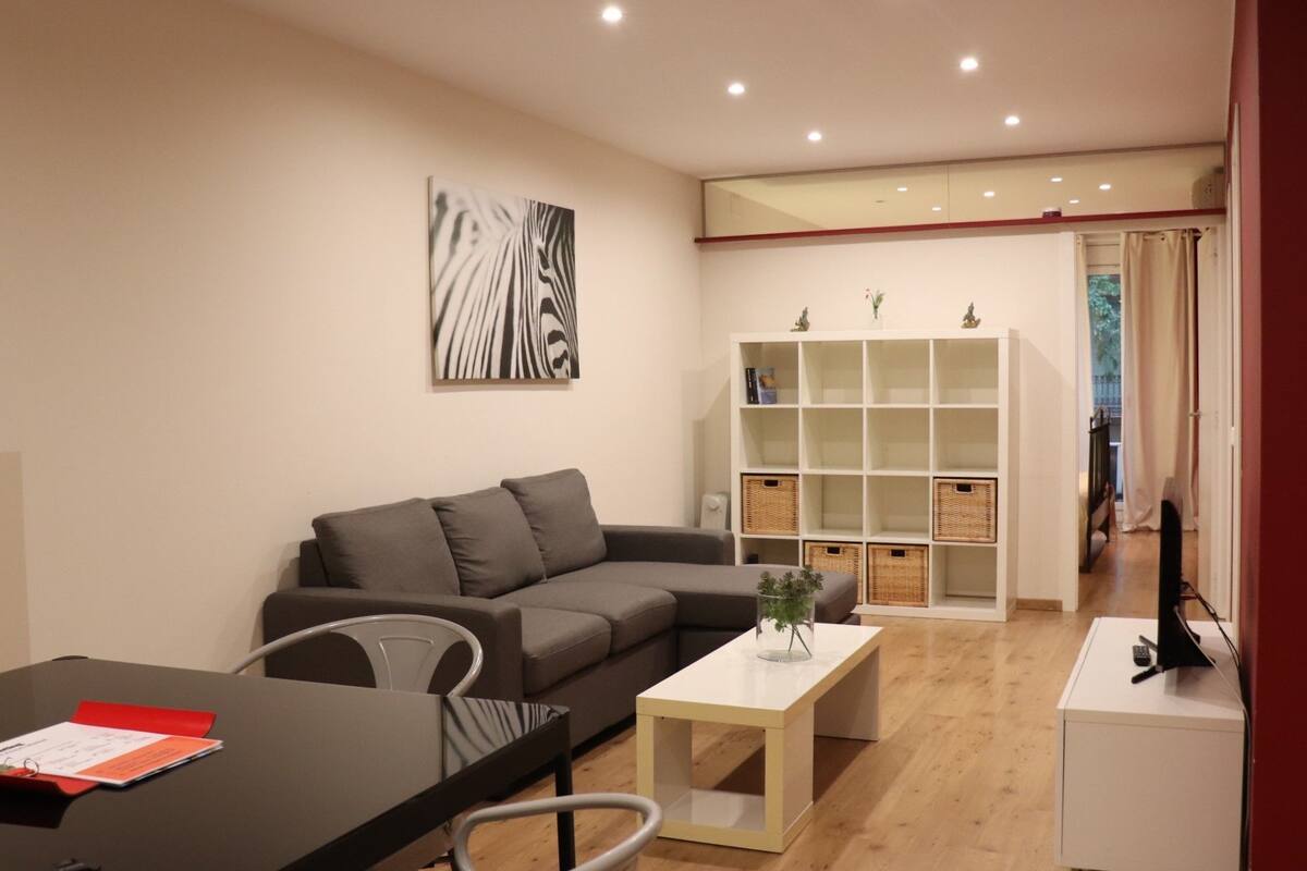 Tabla de planchar con plancha, cunas, wifi gratis y ropa de cama 