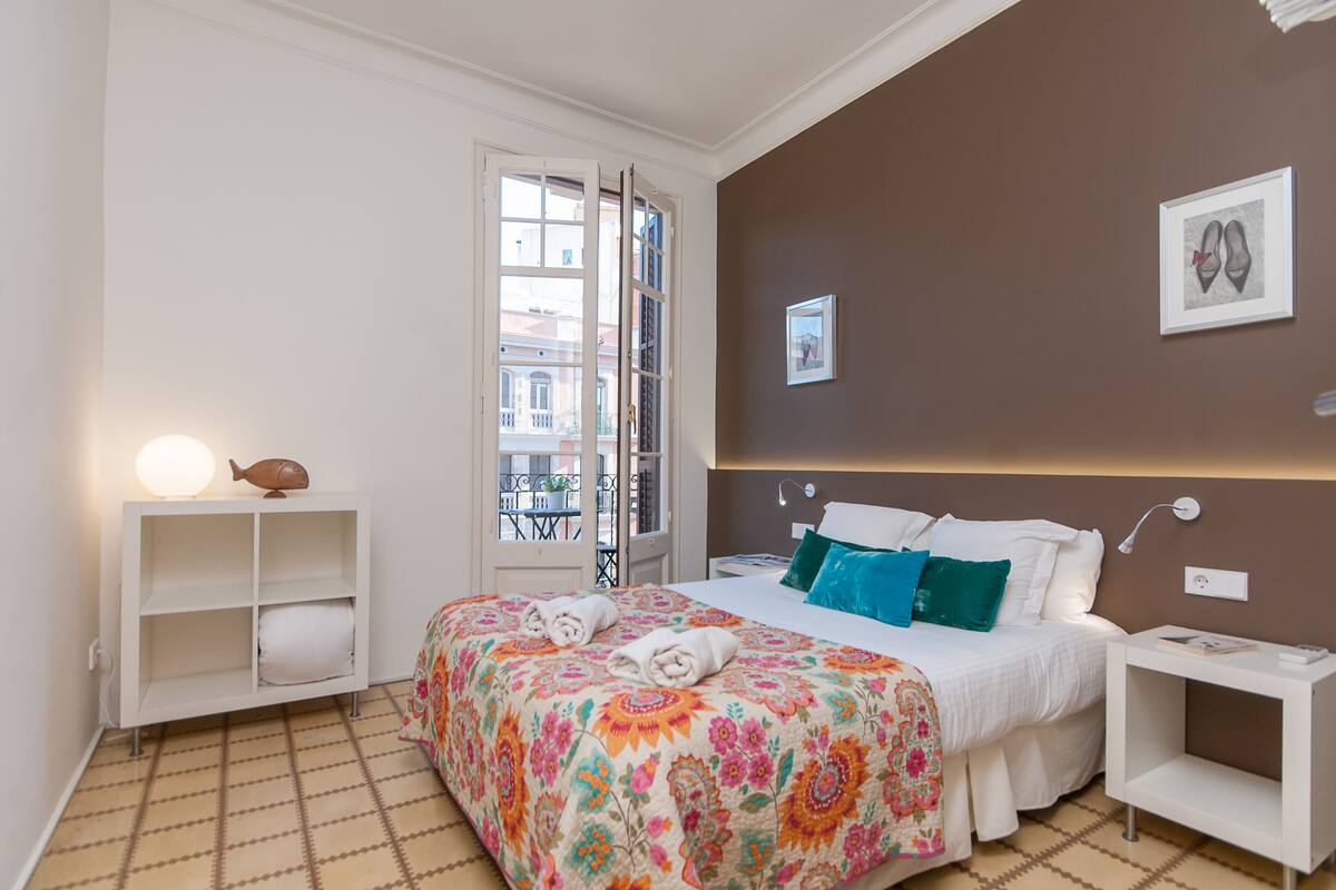 Tabla de planchar con plancha, cunas, wifi gratis y ropa de cama 