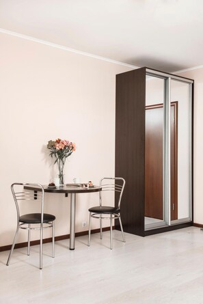 Een kluis op de kamer, een bureau, een laptopwerkplek