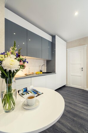 Safe på rommet, skrivebord, skrivebord for bærbar PC og lydisolert