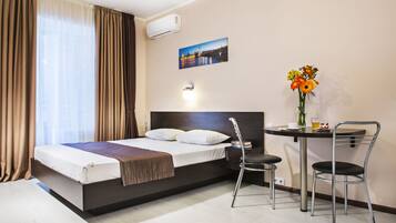 Apartment (Saksaganskogo str. 42) | 1 Schlafzimmer, Zimmersafe, Schreibtisch, laptopgeeigneter Arbeitsplatz