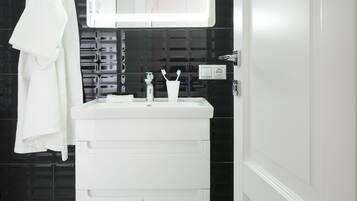 Apartment (B. Vasilkovskaya 71/6) | Badezimmer | Dusche, kostenlose Toilettenartikel, Haartrockner, Hausschuhe