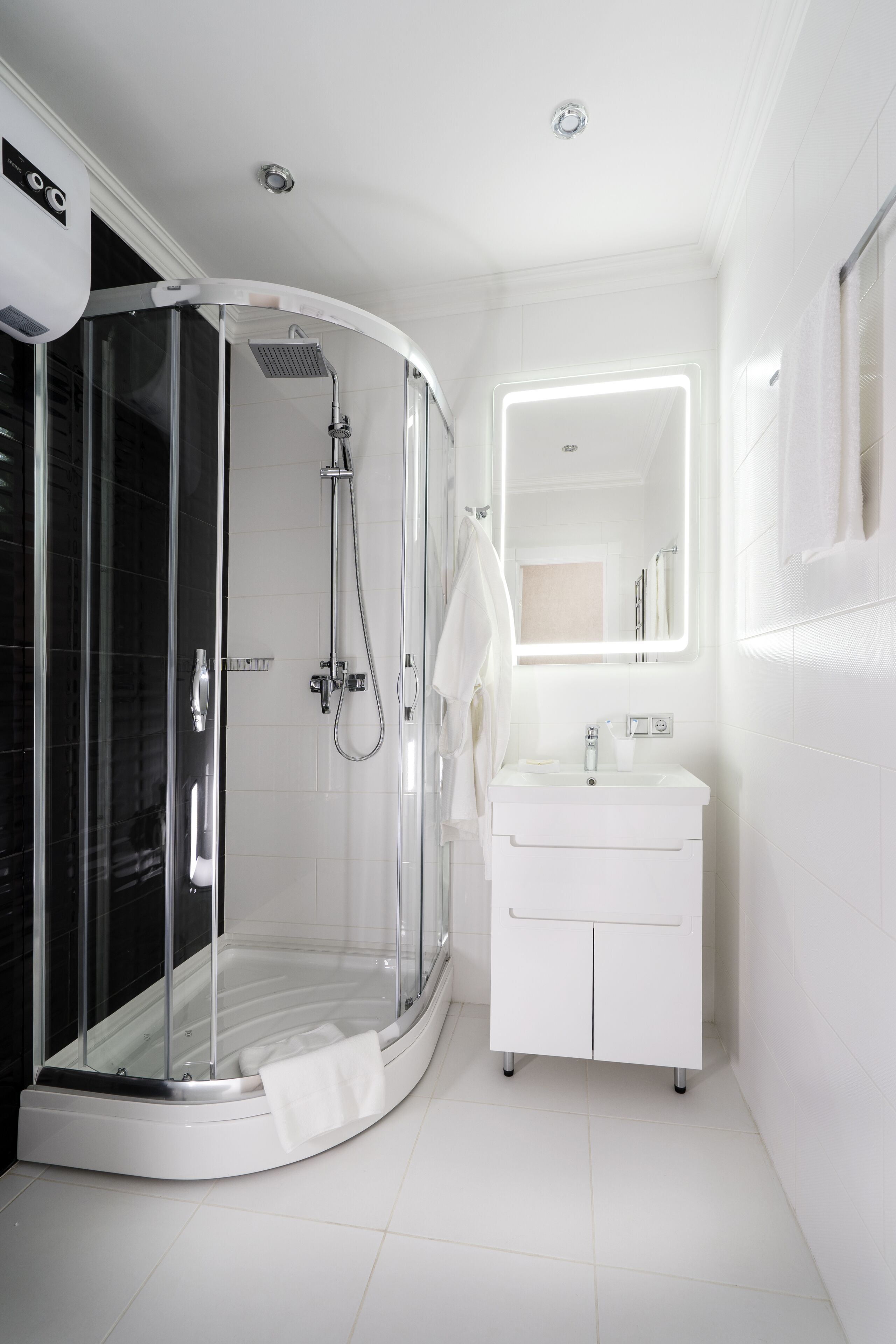 Apartment (B. Vasilkovskaya 71/6) | Bathroom | Shower, free toiletries, hair dryer, slippers