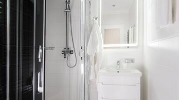 Apartment (B. Vasilkovskaya 71/6) | Bathroom | Shower, free toiletries, hair dryer, slippers