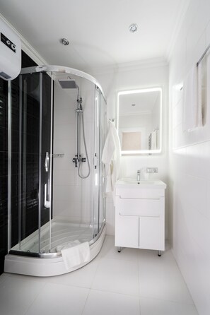 Apartamento (B. Vasilkovskaya 71/6) | Banheiro | Chuveiro, produtos de toalete grátis, secador de cabelo, chinelos