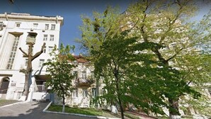 Un edificio con fachada de piedra y varias ventanas.