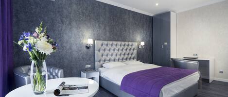 1 habitación, caja de seguridad en la habitación y escritorio