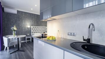 Apartamento (B. Vasilkovskaya 71/6) | Cozinha privada | Geladeira, micro-ondas, cooktop, cafeteira/chaleira