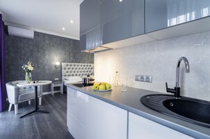 Apartamento (B. Vasilkovskaya 71/6) | Cocina privada | Frigorífico, microondas, placa de cocina y cafetera o tetera