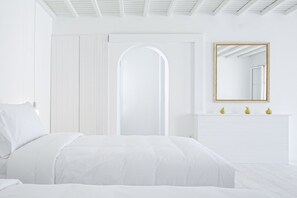 Caja de seguridad en la habitación, muebles diferentes y escritorio