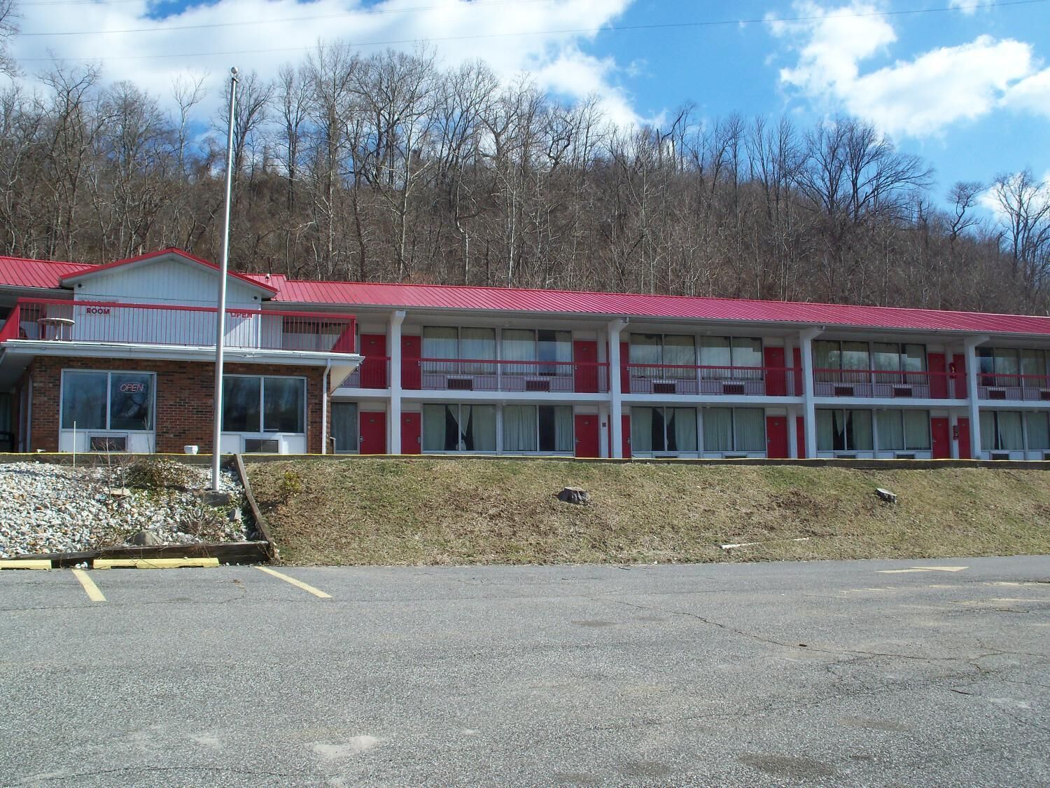 Un motel avec un toit rouge et de nombreux balcons.