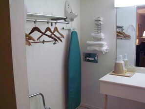 Een bad, een haardroger, handdoeken