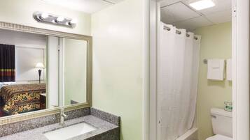 Bathtub, pengering rambut,  dan handuk