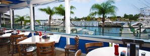 2 restaurants, breakfast, lunch, dinner served; seafood - Pirate's Cove Resort & Marina (Stuart)