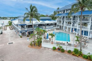 Outdoor pool, sun loungers - Pirate's Cove Resort & Marina (Stuart)