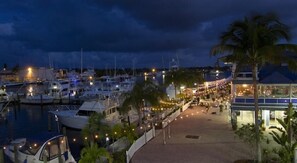 2 restaurants, breakfast, lunch, dinner served; seafood