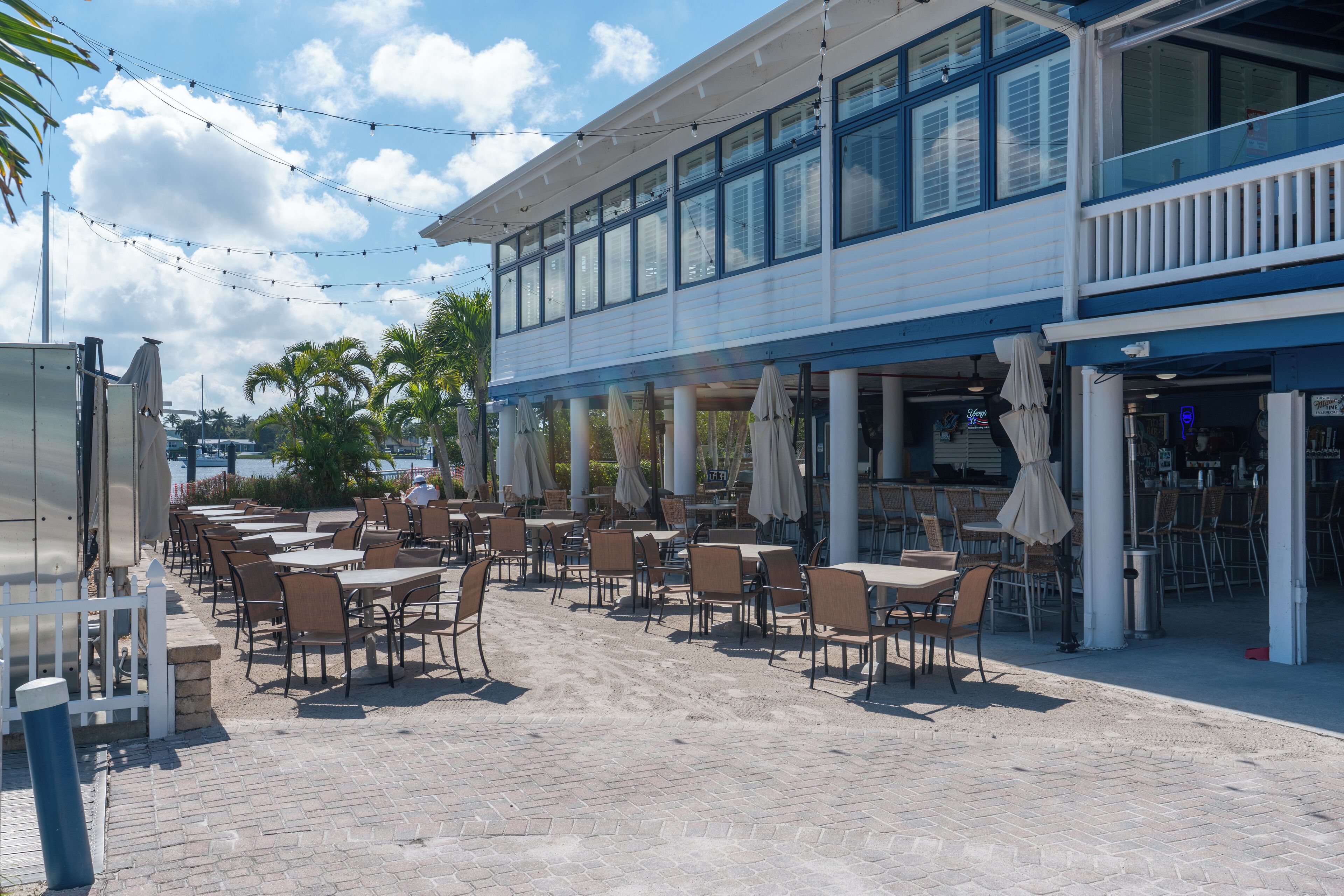 2 restaurants, breakfast, lunch, dinner served; seafood